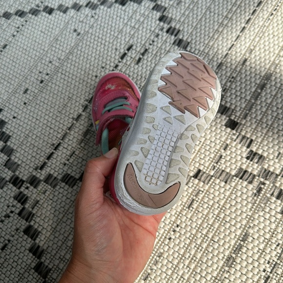 Unicorn saucony shoes size 7.5 barely worn - Picture 3 of 4